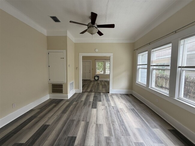 Building Photo - Beautifully Renovated 2 bedroom, 1 bath Bungalow | Historic Highland area | $900/Month Rent