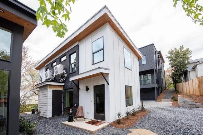 Building Photo - 542 Boulevard NE