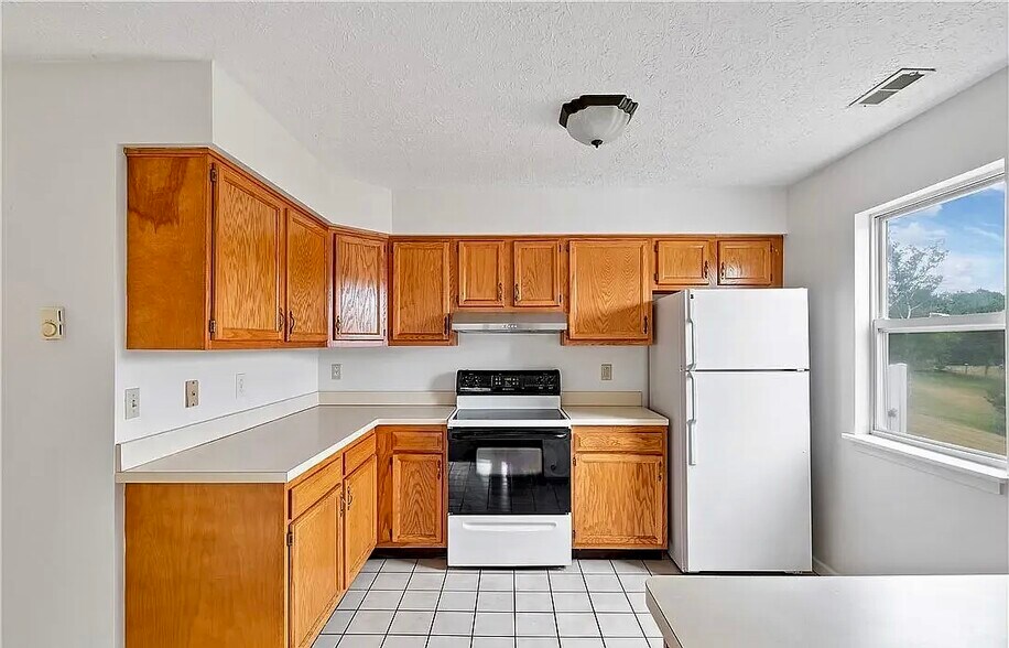 Building Photo - 2012 Rolling Meadows Ln