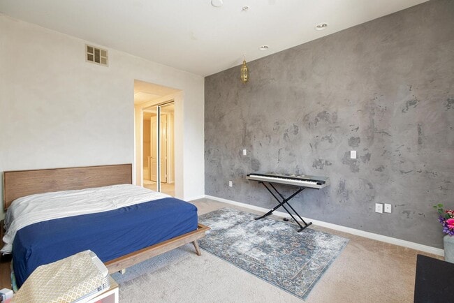 Building Photo - Partially Furnished Condo | Gourmet Kitchen, Pool & Fitness Center | 6-Month Lease Available