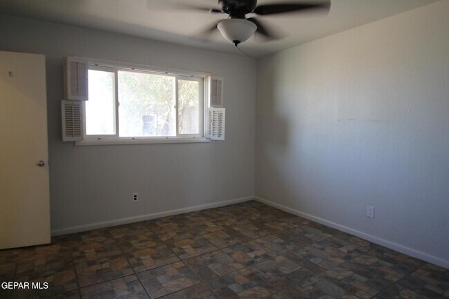 Building Photo - 317 Thunderbird Dr