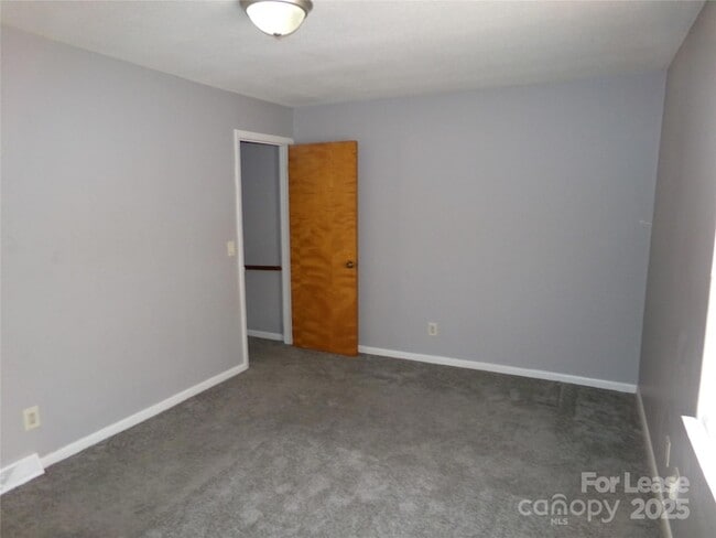 Building Photo - 1351 N 6th St