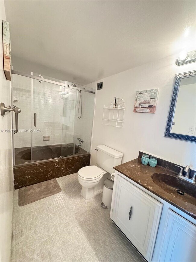 Building Photo - 800 Parkview Dr