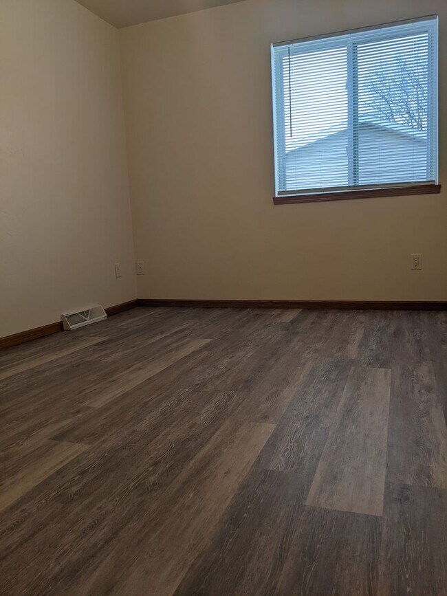 Building Photo - Welcome Home to this Grand Chute Condo!