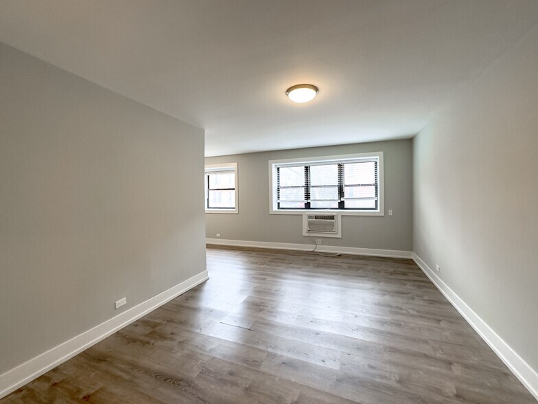 Building Photo - 535 W Surf St