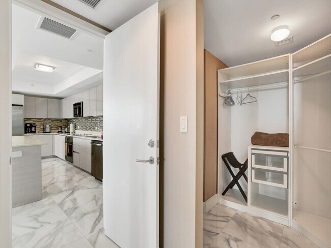 Building Photo - 2602 E Hallandale Beach Blvd