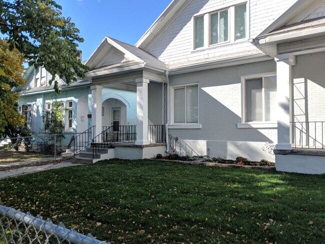 Building Photo - Beautiful Home!  Perfect combo of old world charm with modern finishes & ammenities!