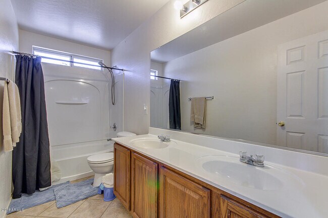 Building Photo - Amazing 4 bedrooms, 3 bathrooms house in P...