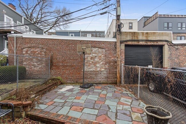 Building Photo - 503 E 6th St