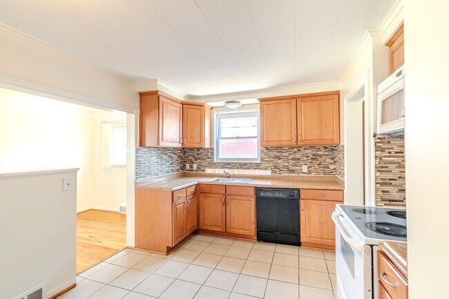 Building Photo - 23000 Alger St