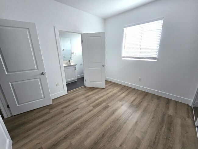 Building Photo - 3920-3922 1/2 Brighton Ave