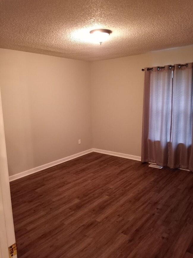 Building Photo - 2 bed 1.5 bath condo for rent