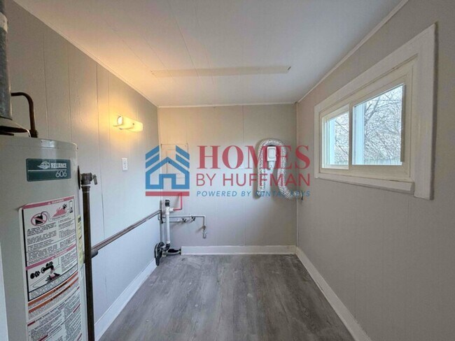 Building Photo - Two Bedroom House | Move In Ready