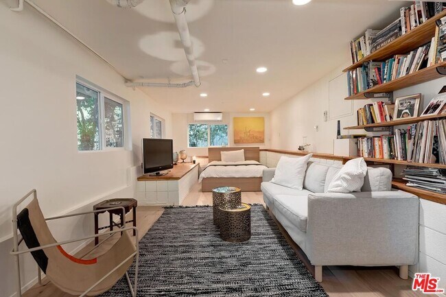 Building Photo - 7586 Woodrow Wilson Dr