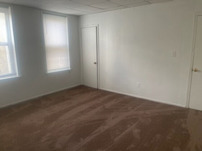 Building Photo - Come see this beauty today
