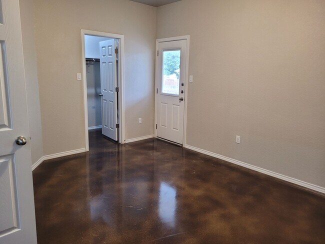 Building Photo - 3BD 2BA Seguin