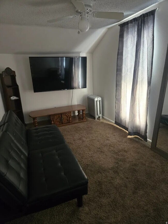 Building Photo - 82 200 N