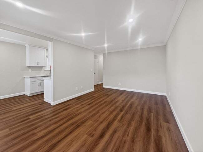 Building Photo - Gorgeous and Completely Remodeled Lower Level Unit with Inside Laundry is Available Now!
