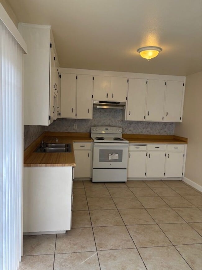 Building Photo - Single story, 3 bed 1.5 bath home.