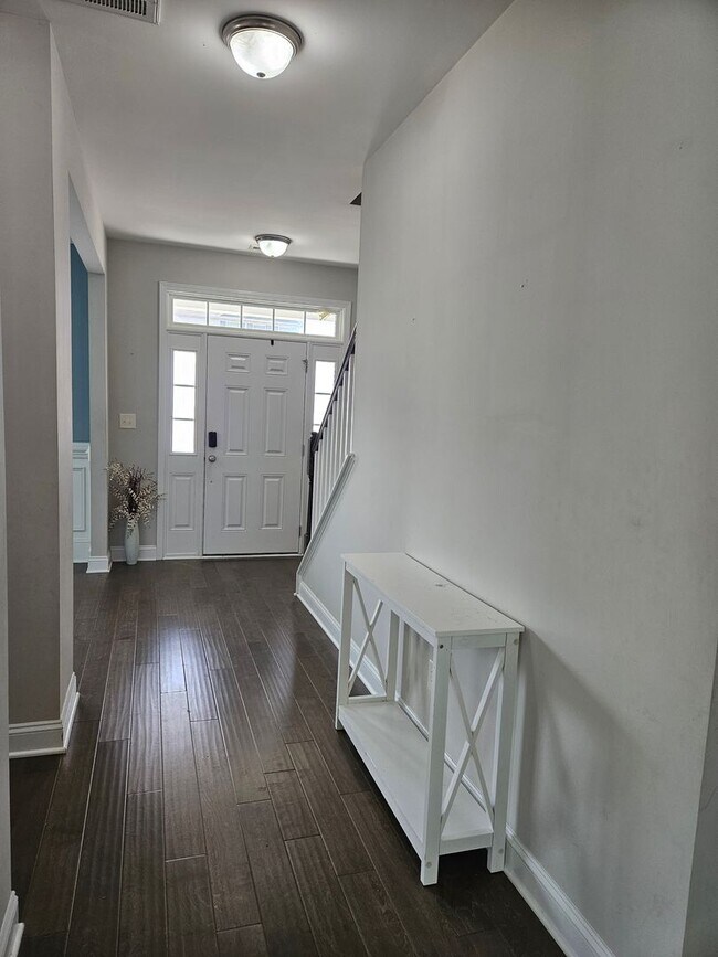 Building Photo - New Listing