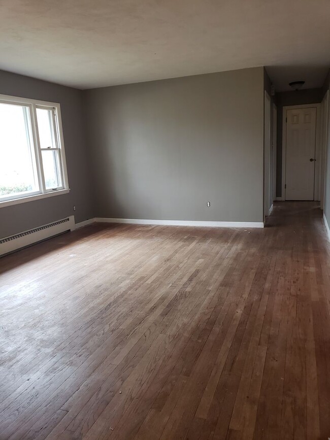 Building Photo - 3 BD Ranch