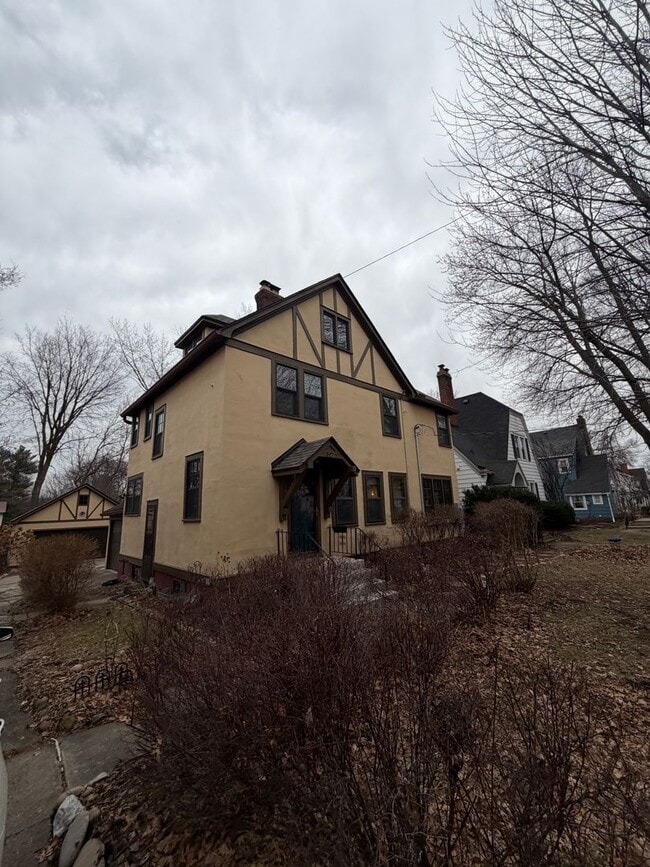 Building Photo - 327 56th St