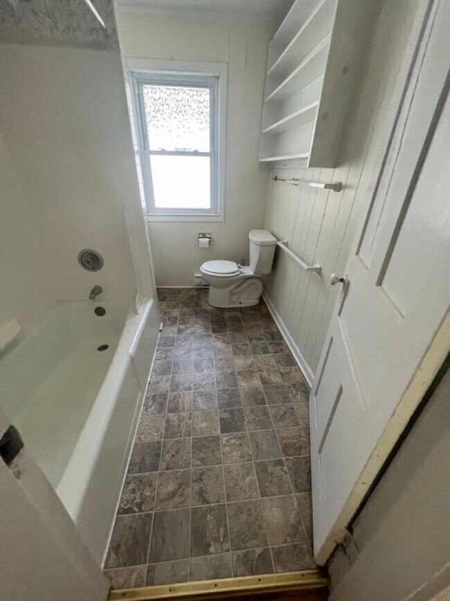 Building Photo - 52 Hickok Pl