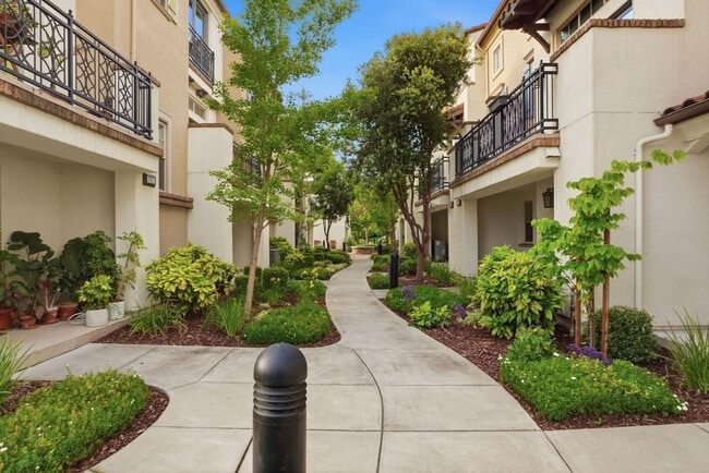 Building Photo - Gorgeous 2 Bed, 2.5 Bath Townhome in Exclusive Reflection Community!