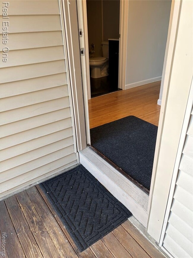 Building Photo - 2830 Davison Ave