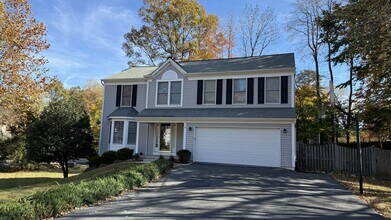Building Photo - Settlers Landing Colonial