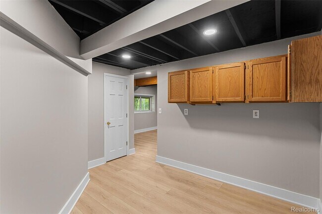 Building Photo - 6552 Orion Rd