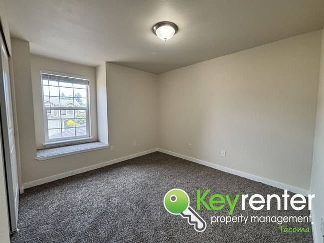 Building Photo - Spacious 3-Bedroom Home in Quiet Lakewood ...