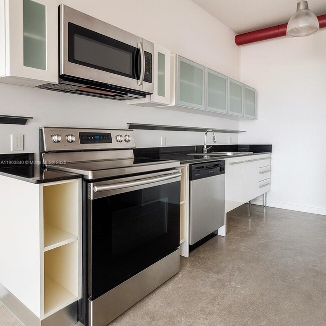 Building Photo - 10 SW South River Dr