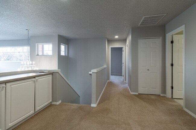 Building Photo - Beautiful 4 bedroom, 2.5 bathroom-Union Hi...