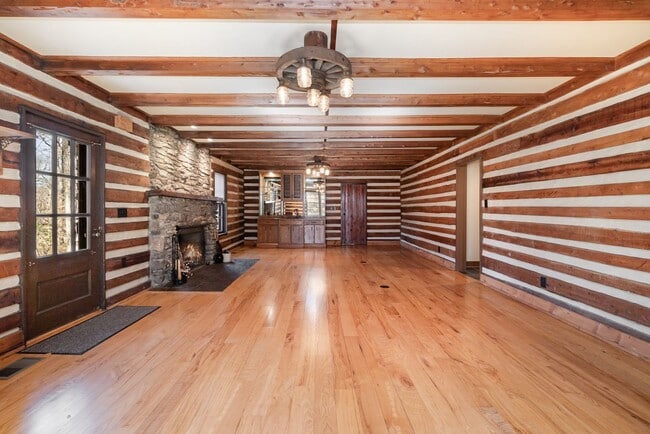 Building Photo - East Nashville River View Living!