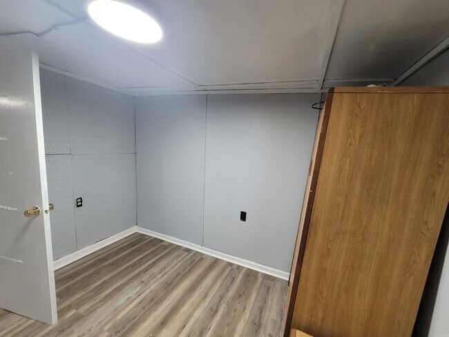 Building Photo - 112 Kenny St