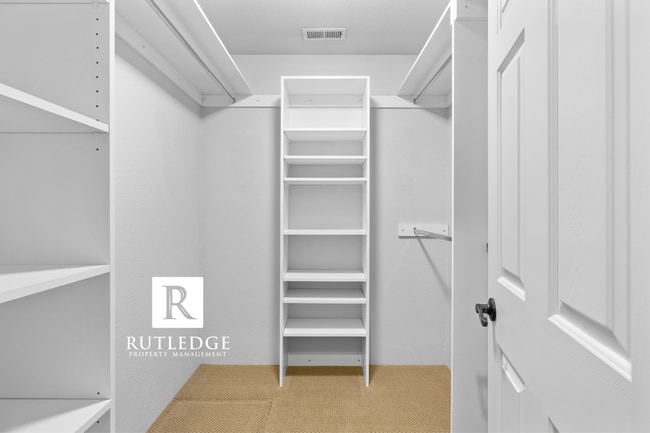 Building Photo - 3 Bedroom + Office in Central Point!