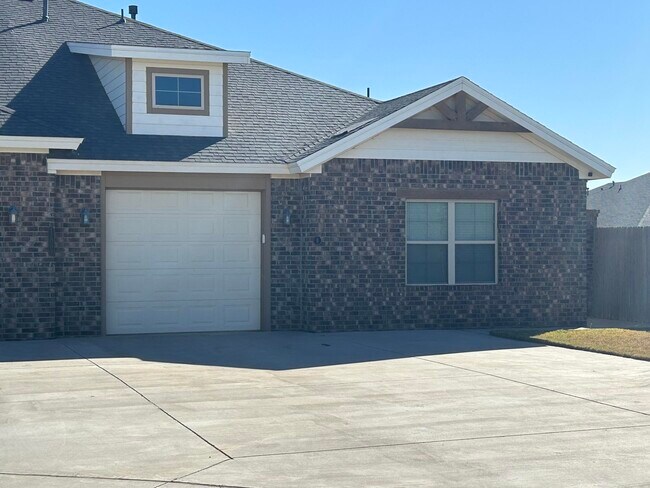 Primary Photo - 12007 Englewood Ave