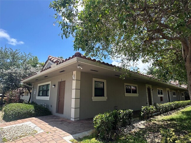 Building Photo - 1027 NE 10th Ave