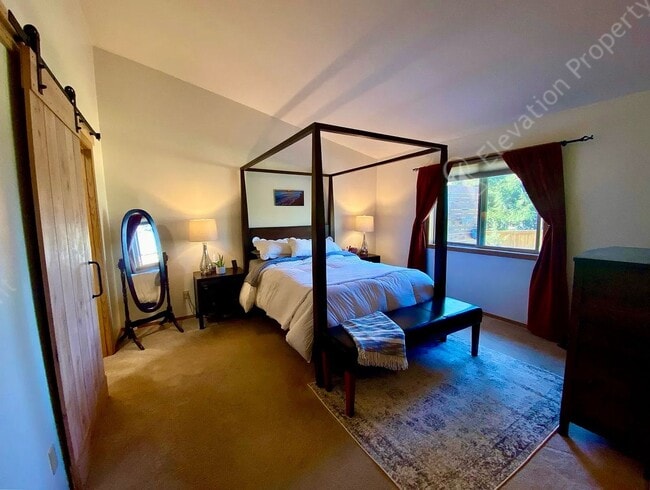 Building Photo - Coming Soon! UNFURNISHED and Updated Singl...