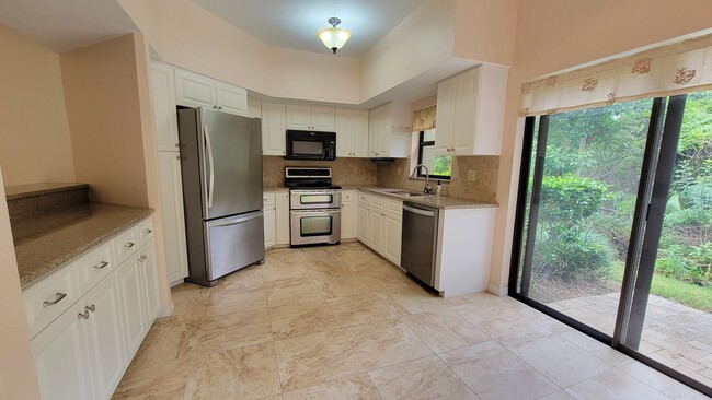 Building Photo - Desirable 2 bed/ 2 bath/1 car Condo in The...