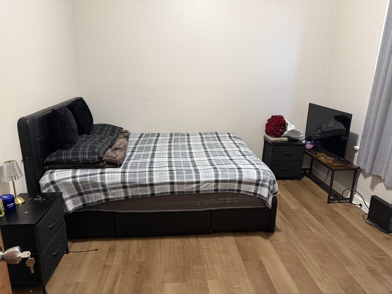 Building Photo - 1529 W 18th St