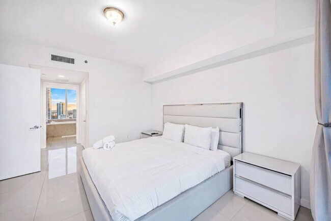 Building Photo - 485 Brickell Ave