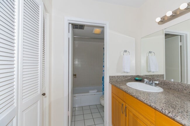 Building Photo - Royal Kuhio 1b1b1parking Fully Furnished i...
