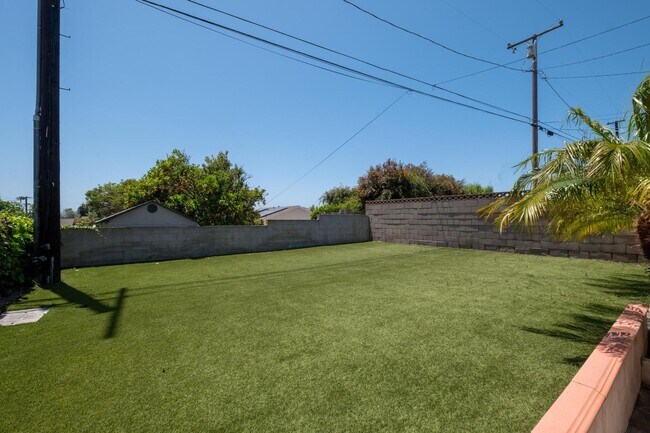 Building Photo - Stunning 4 bed, 4.5 bath home located on a quiet and highly desirable street in Redondo Beach