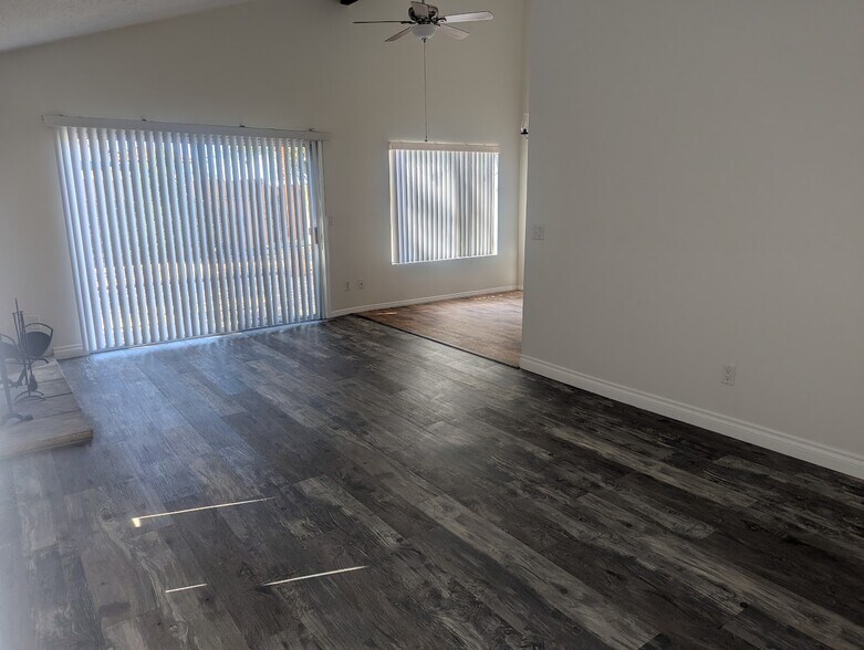 Living, dining area - 1015 Canal St