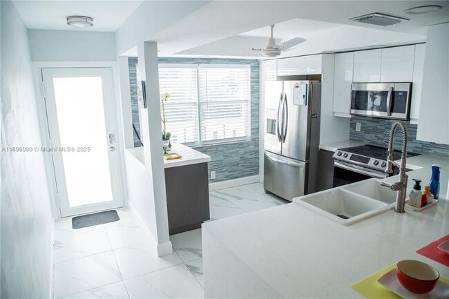 Building Photo - 2304 Lucaya Ln