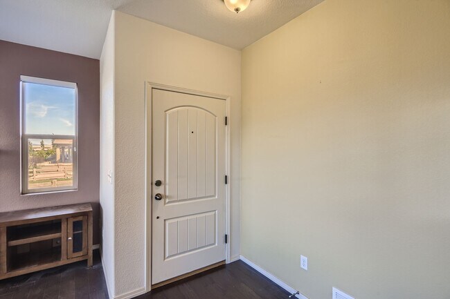 Building Photo - Flying Horse home for rent on Cake Bread!