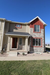 Building Photo - Newer 3 bedroom Townhomes