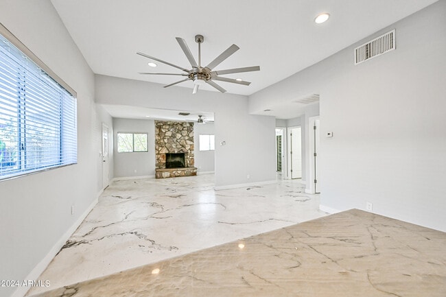 Building Photo - 1850 W Glenrosa Ave